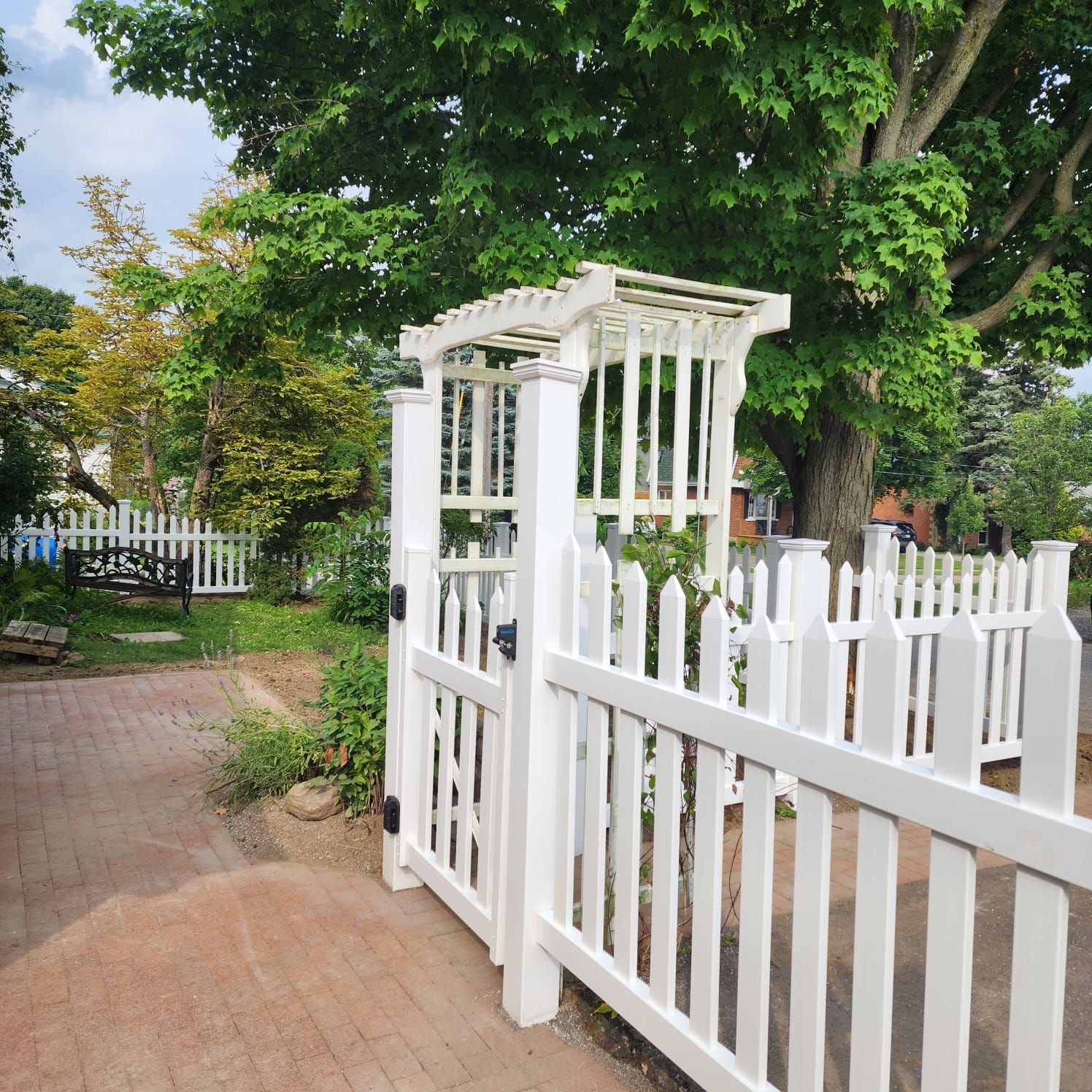 Picket fence installed in Ontario — reference photograph